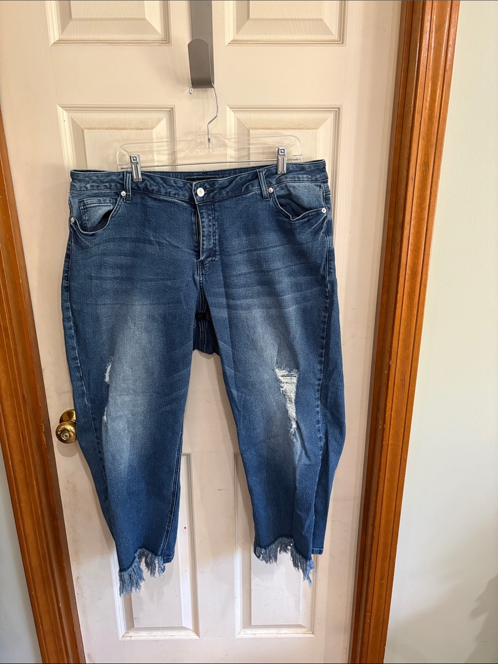 Distressed Dark Blue Cropped Jeans with Frayed Hem